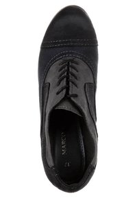 Chaussure en daim noire avec un bout arrondi, des détails cousus et un design à lacets. Texture lisse avec un panneau gris foncé contrastant.