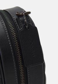 COACH QUILTED HEART  - Torba čez telo - black