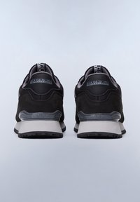 Sneaker in suede nero e mesh con dettagli in gomma grigia e logo sul tallone. Design arrotondato con suola resistente.
