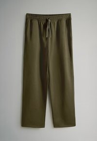 Olivgrüne, kürzere Sweatpants aus weichem Material, ausgestattet mit einem elastischen Bund und einem Kordelzug für eine verstellbare Passform.