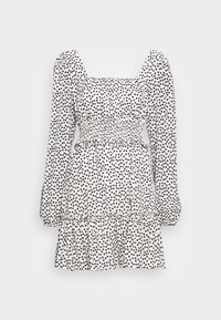 Vestido de manga corta con escote cuadrado, lunares negros sobre fondo blanco, cintura fruncida y dobladillo con volantes.