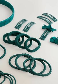 Ensemble d'accessoires pour les cheveux en teal comprenant un bandeau, des pinces à cheveux et des élastiques à cheveux. Comprend des tissus texturés et des designs en plastique lisse.