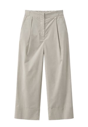 Pantalones beige de talle alto y pierna ancha con pliegues delanteros, bolsillos laterales y cierre con botón en la cintura.