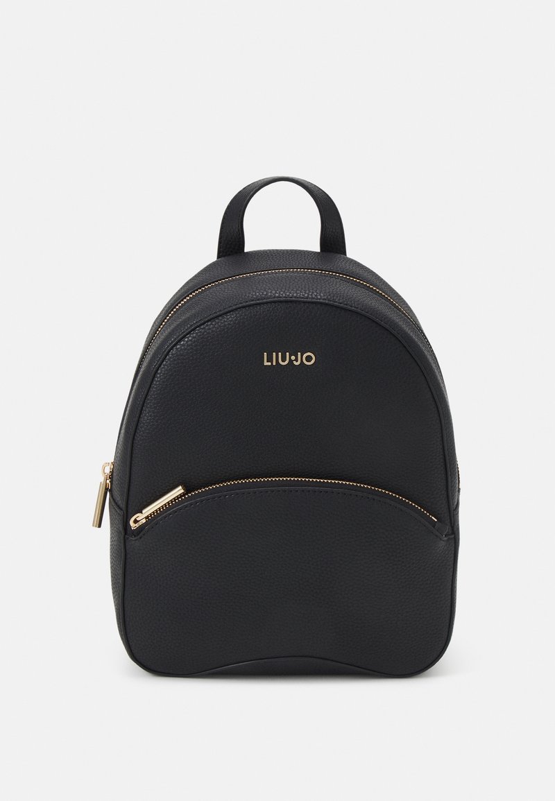 Sac à dos en cuir texturé noir avec des fermetures éclair dorées et le logo "LIU JO", comprenant un compartiment principal et une poche zippée à l'avant.