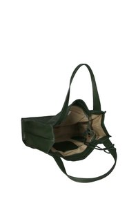 Borsa tote in pelle verde con finitura testurizzata, apertura superiore e tasche interne. Presenta manici robusti e una fodera beige a contrasto.