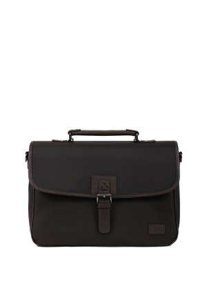 Mallette rectangulaire noire avec poignée supérieure, rabat avant sécurisé par une boucle, et petite étiquette logo dans le coin inférieur droit.