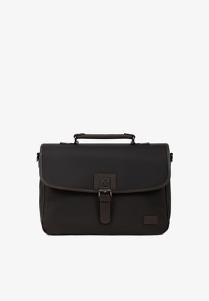 Mallette rectangulaire noire avec poignée supérieure, rabat avant sécurisé par une boucle, et petite étiquette logo dans le coin inférieur droit.