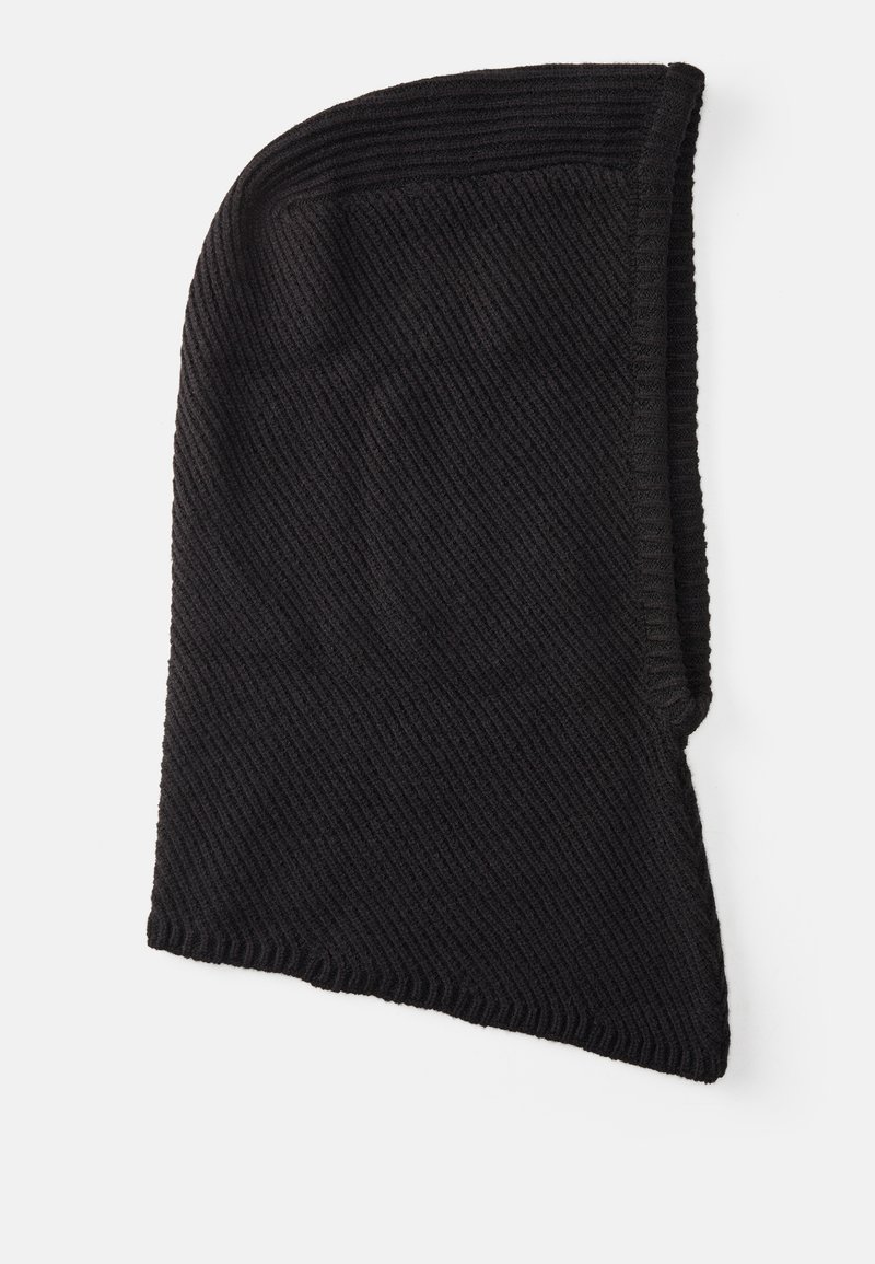 Juodas megztas beanie, turintis briaunuotą tekstūrą ir kontūrinę formą. Medžiaga yra minkšta ir elastinga, skirta šilumai ir komfortui.