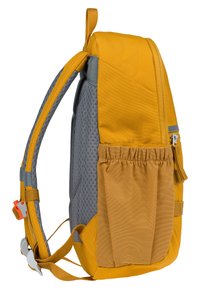 Zaino giallo e grigio con finitura testurizzata, spallacci regolabili, una tasca in rete e una tasca laterale elasticizzata per un accesso facile.