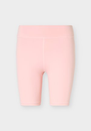 Pantaloni scurți elastici roz deschis până la genunchi, cu talie înaltă și cusături vizibile pe un fundal simplu și deschis.