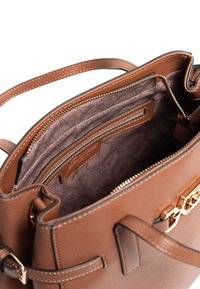 Braune Ledertasche mit glatter Textur, goldfarbenen Beschlägen, einem Innenfach mit Reißverschluss und einem gemusterten Stofffutter.