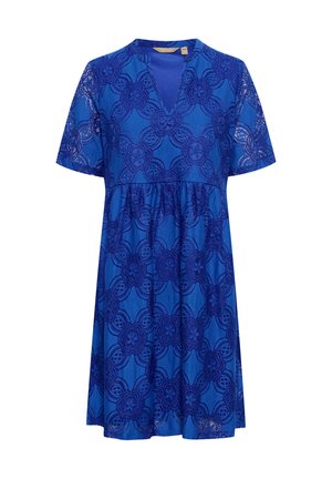 Blå spetsklänning med V-ringning, korta ärmar och blommönster. Kjolen har en rynkad design som ger en flottig silhuett.
