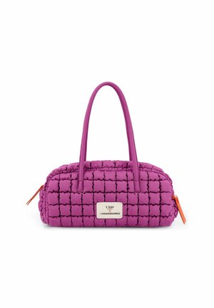Sac à main matelassé violet avec deux poignées, un patch logo blanc rectangulaire, et des tirettes de fermeture éclair orange sur fond blanc.