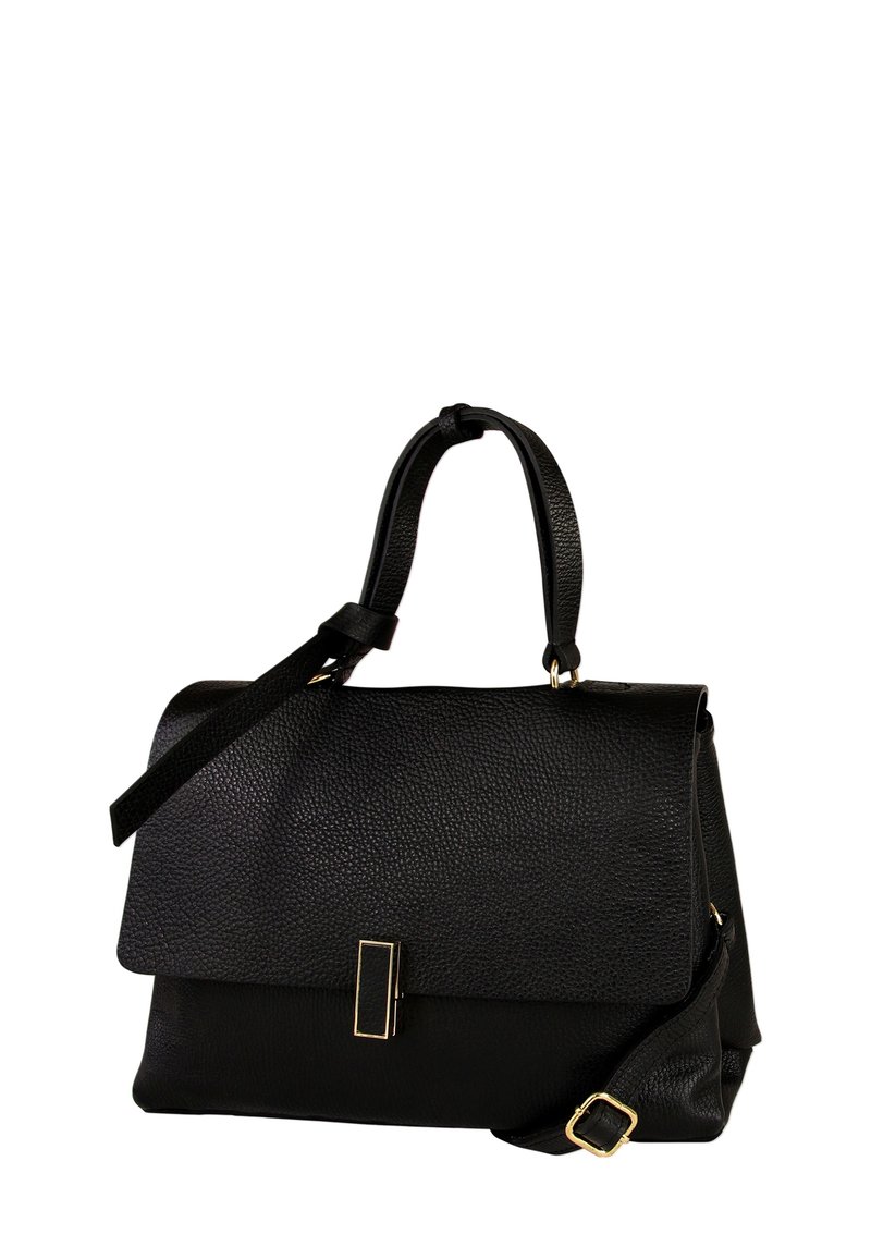 Zwarte leren handtas met een gestructureerde afwerking, een overslagklep en een goudkleurige sluiting. Voorzien van een kort handvat en een afneembare riem.