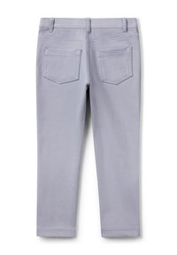 Lichtgrijze denim broek met vijf zakken, riemlussen en rechte pijpen. Subtiele stiksels en versterkte hemden zijn zichtbaar.