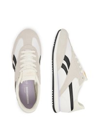 Tenisky s béžovým nubukovým zvrškom, bielymi koženými akcentmi, čiernymi pruhmi a bielymi šnúrkami. Majú polstrovanú stielku a textúrovanú čiernu podrážku.