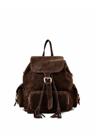 Dunkelbrauner Wildleder-Rucksack mit Klappe, vorderem Schnallenriemen, zwei Seitentaschen, vorderer Reißverschlusstasche und oberem Griff.
