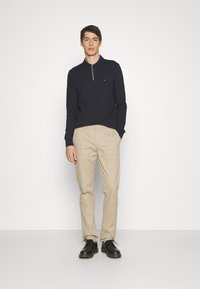 Tommy Hilfiger DENTON ESSENTIAL - Chinos - beige