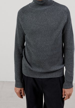 Grauer gerippter Rollkragenpullover mit langen Ärmeln, aus strukturiertem Strickstoff gefertigt, mit lockerer Passform und Raglanärmeln.