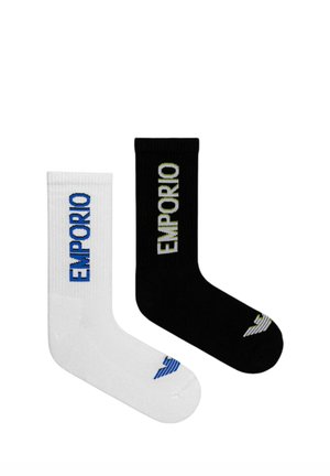 Calcetines tobilleros blancos y negros que presentan la palabra "EMPORIO" en colores contrastantes, textura acanalada y detalles de rayas horizontales en los dedos.
