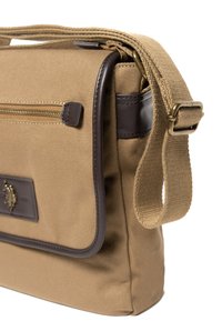 Vaaleanruskea canvas-salkku, jossa ruskeat nahkakoristeet, säädettävä olkahihna, etutasku vetoketjulla ja kohokuvioitu logotunnus edessä.