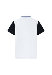 Polo con corpo bianco, maniche corte blu scuro e colletto blu scuro. Texture liscia con dettagli di cucitura minimi.