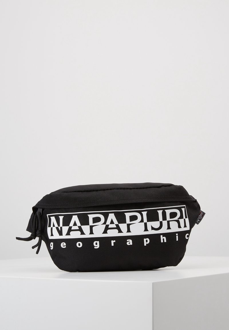 Sac banane noir Napapijri avec texte du logo blanc posé sur une surface blanche sur un fond gris clair uni.