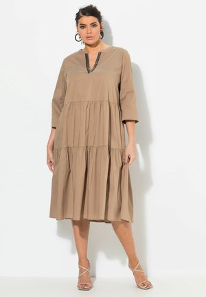 Ulla Popken TIERED FLOUNCE PANEL 3/4 SLEEVE  - Vestido informal - mocha