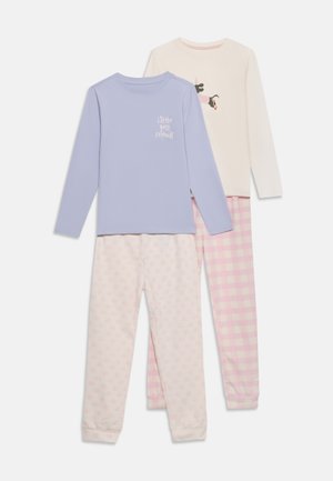 Deux ensembles de pyjamas pour enfants à manches longues, l’un avec un haut lavande et un pantalon pâle, l’autre avec un haut crème avec un motif de chien et un pantalon rose à carreaux.