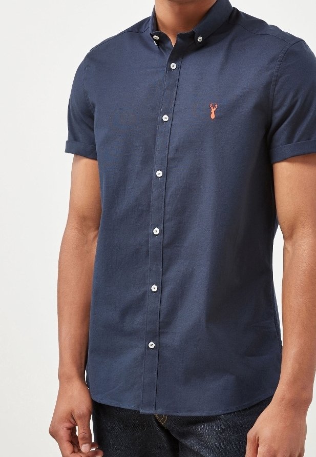 Camisa de algodón de manga corta en color navy con cuello abotonado, botones blancos y un pequeño logo de langosta bordado en el pecho.