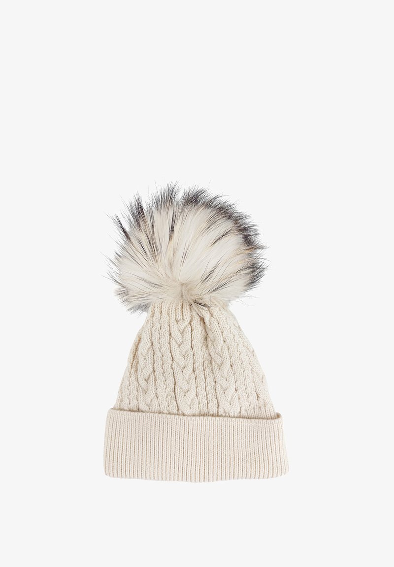 Berretto crema a maglia con motivo a treccia, con un ampio risvolto a coste e un grande pompon in pelliccia sintetica sulla parte superiore. Materiale morbido e testurizzato.