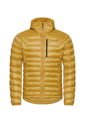 Gele geïsoleerde jas met een pufferontwerp, hoge kraag, voorkruisrits, twee zijzakken en een zak met rits op de borst.