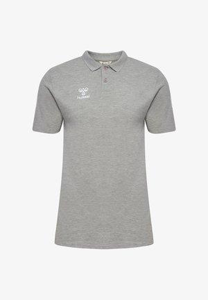 Grå polo t-shirt lavet af en bomuldsblanding med to-knaps åbning, korte ærmer og et hvidt logo på venstre side. Glat tekstur.