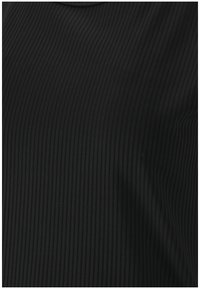 Tessuto nero a costine con texture verticale, caratterizzato da una finitura liscia e un leggero lucido. Il design è aderente e senza cuciture ai bordi.