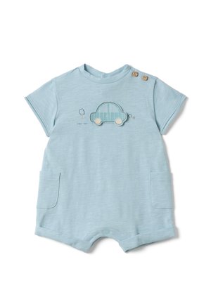 Peto para bebé de manga corta en azul claro con bolsillos laterales, detalles de botones en el hombro y la parte inferior, y un gráfico de coche con el texto "Primer viaje".