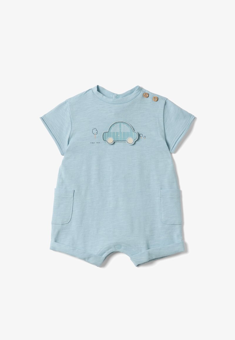 Combinaison courte manches courtes pour bébé de couleur bleu clair avec poches latérales, détails à boutons sur l'épaule et le bas, ainsi qu'un motif de voiture avec le texte "Premier voyage".