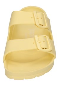 Gelbe Gummisandale mit zwei verstellbaren Schnallenriemen, einer glatten Textur und einer konturierten Fußbett mit flacher Sohle.