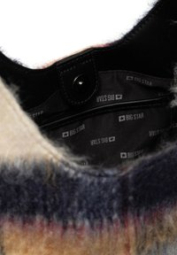 Torba z mieszanki wełny o miękkiej, teksturowanej powierzchni w kremowe, granatowe i burgundowe paski; czarne wnętrze z podszewką z logo "BIG STAR" i zapięciem na zatrzask.