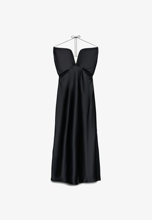 Abito midi nero in raso con collo a halter, scollatura profonda a V e chiusura con laccio sul retro.
