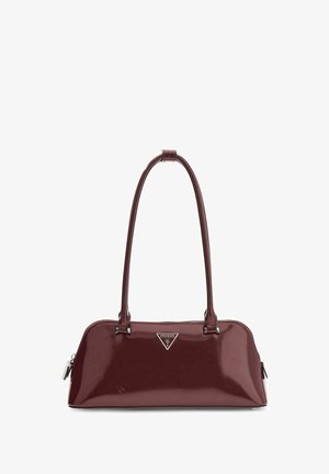 Sac à main en cuir verni bordeaux avec un design structuré, deux poignées courtes et un accent logo sur une plaque triangulaire argentée.