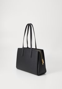 Schwarze Ledertasche mit strukturiertem Design, ausgestattet mit doppeltem Griff, goldfarbenem Reißverschluss und einem flachen Boden für Stabilität. Glatte Textur, minimale Akzente.