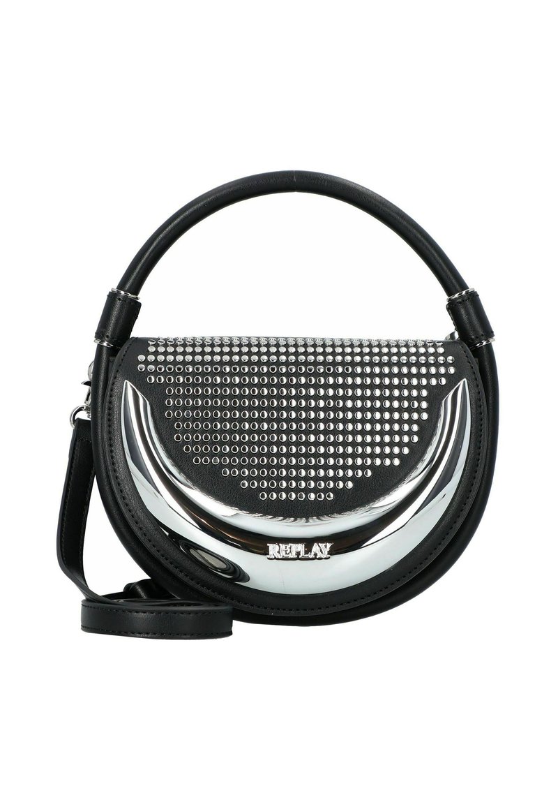 Schwarze Halbmond-Handtasche mit silbernen Nieten und glänzendem Metallakzent, abgerundetem Griff und abnehmbarem Schultergurt, auf der Vorderseite mit "Replay"-Logo.