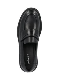 Mocassins noirs en cuir avec une texture lisse, un bout arrondi et une sangle décorative sur le cou-de-pied. La semelle est légèrement surélevée.