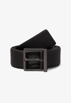 Cintura in pelle nera con finitura testurizzata, dotata di una fibbia metallica quadrata di tonalità scura, impressa con "Calvin Klein."