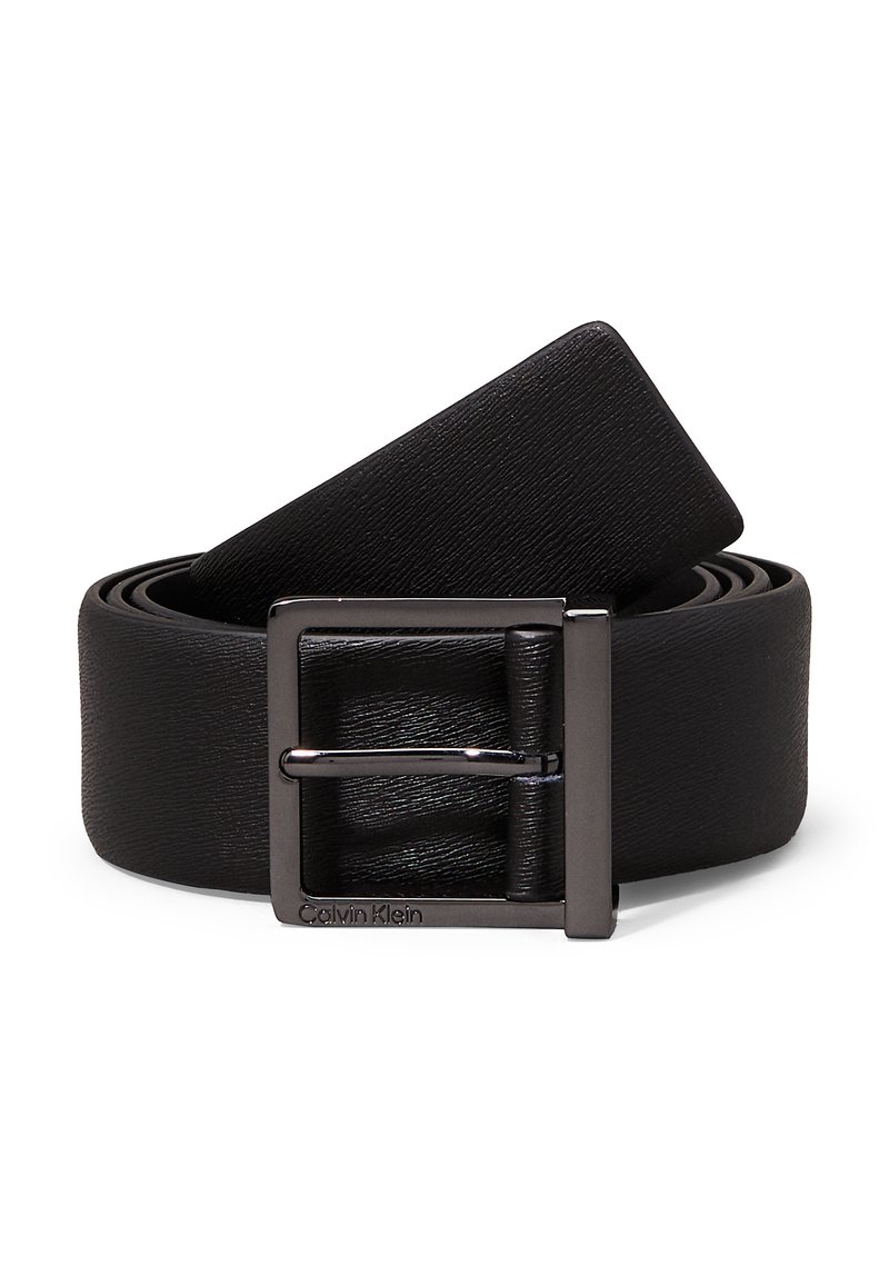 Cintura in pelle nera con finitura testurizzata, dotata di una fibbia metallica quadrata di tonalità scura, impressa con "Calvin Klein."