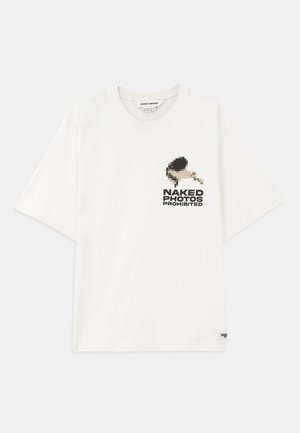 Weißes Baumwoll-T-Shirt mit einem pixelierten Grafik eines Charakters und dem Text "NAKED PHOTOS PROHIBITED" auf der linken Seite. Kurze Ärmel.