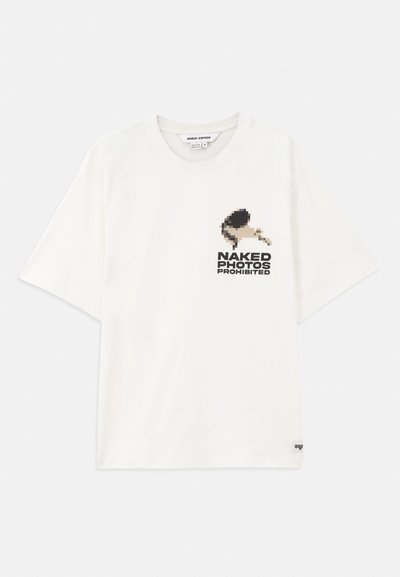 Tricou alb din bumbac, cu un grafic pixelat al unei figuri și textul "FOTOGRAFII NUD PROHIBITE" pe partea stângă. Mâneci scurte.