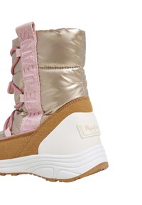 Stivale imbottito rosa chiaro con una base testurizzata marrone dorato. Presenta lacci rosa e branding, materiale sintetico e una suola bianca con scanalature.