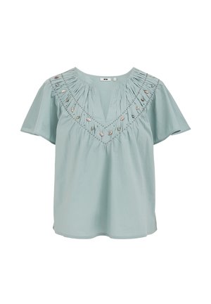 Blouse bleu clair à manches courtes avec encolure en V, col plissé et détails floraux brodés le long du empiècement.