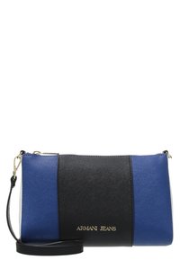 Elegantní taška typu pouch, která kombinovat modré a černé texturované materiály, zlaté logo "Armani Jeans" a odnímatelný popruh.